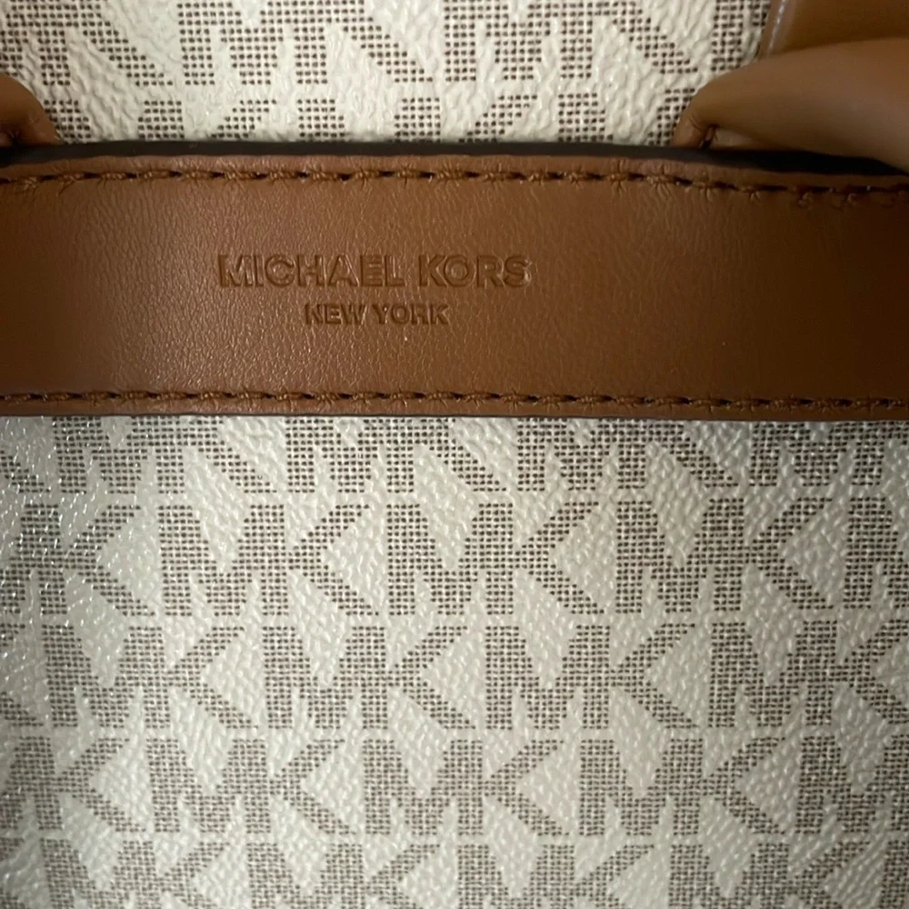 🌟HOST PICK🌟Stunning NWT Michael Kors Cream and Tan Backpack - Picture 3 of 10